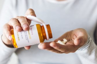 Photo d'illustration : une personne prend un médicament