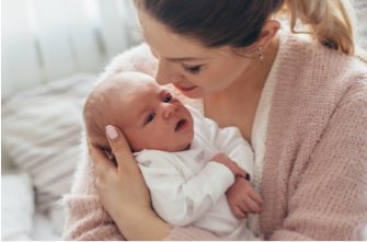 Photo d'illustration : une femme porte son bébé