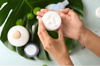 Photo d'illustration : une personne tient des produits cosmétiques bio